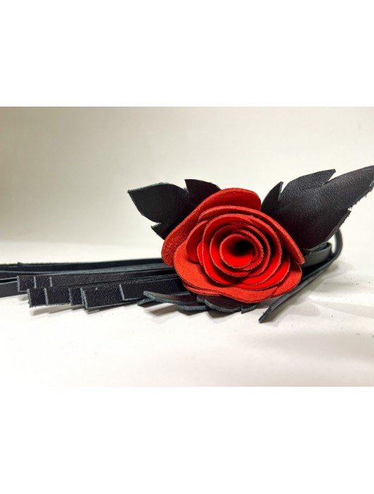 Черная кожаная плеть с красной лаковой розой в рукояти - 40 см. - БДСМ Арсенал - купить с доставкой в Хабаровске